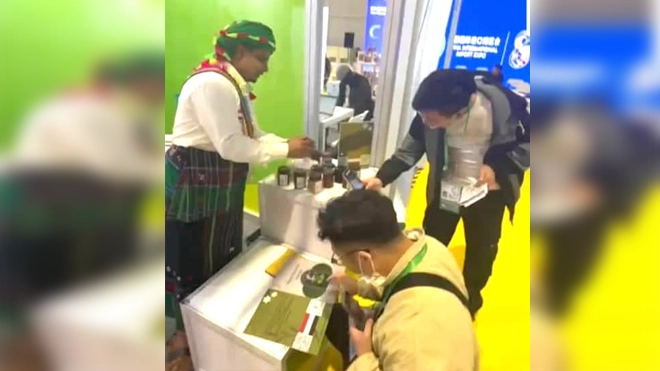 العسل اليمني يلفت الأنظار في معرض شانغهاي للاستيراد